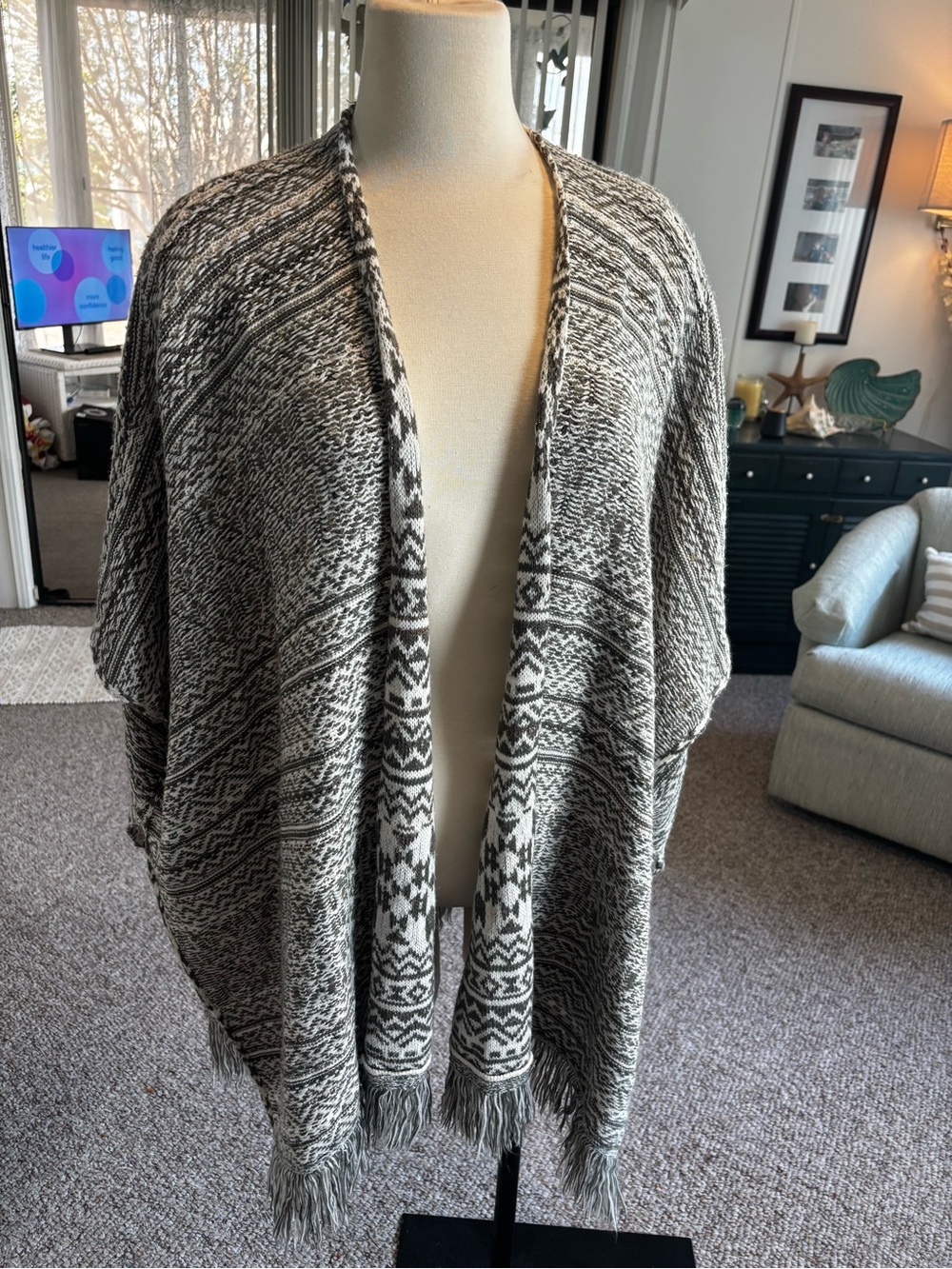 Knox Rose Black & White Patterned Open-Front Poncho with Fringe Trim